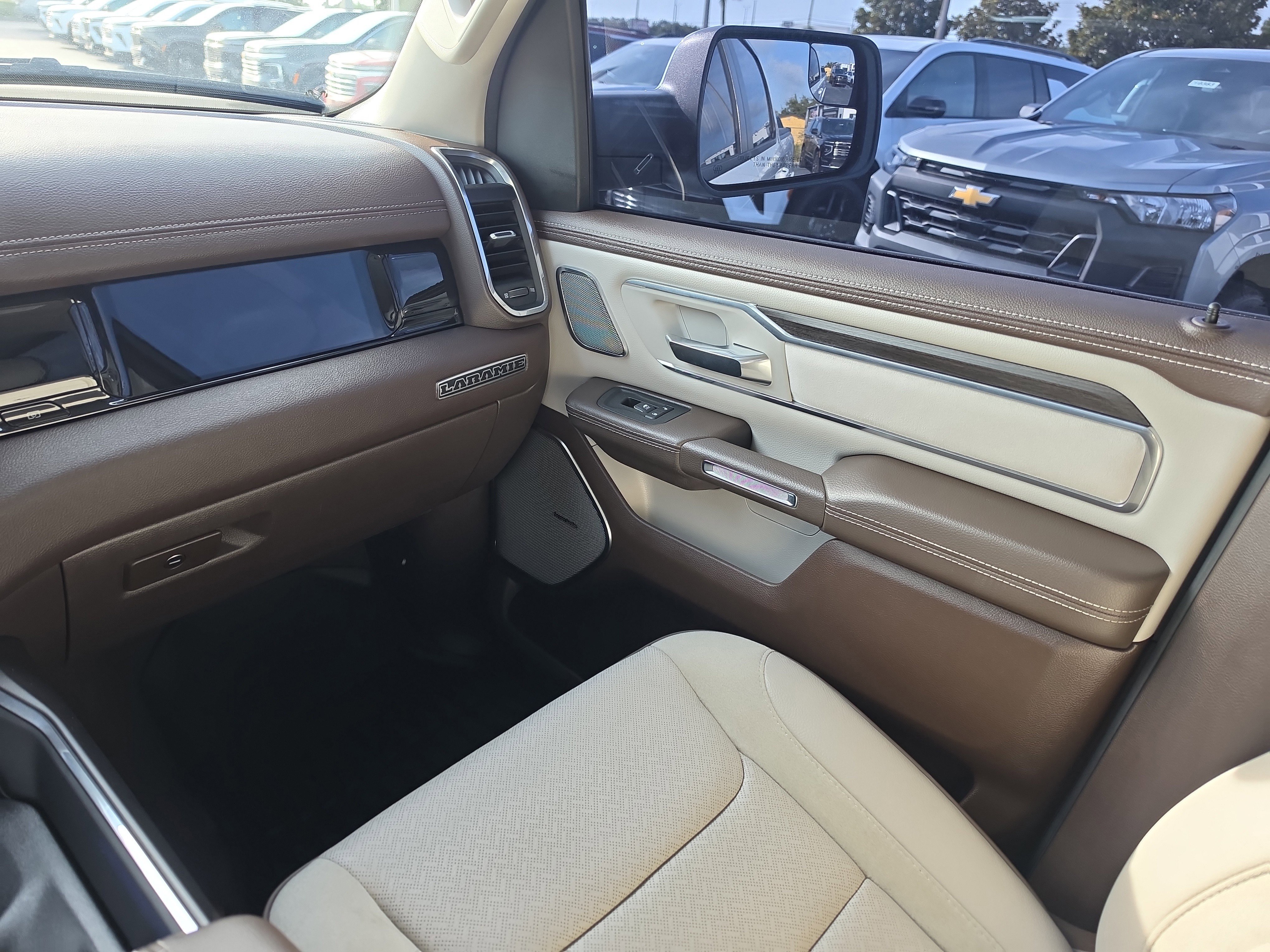 Used 2025 RAM 1500 Laramie AWD/4WD image 10