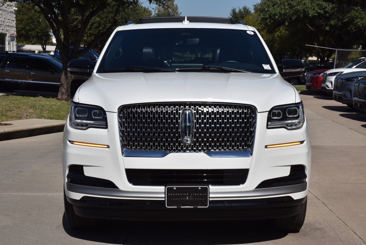 Used 2023 Lincoln Navigator 2WD image 3