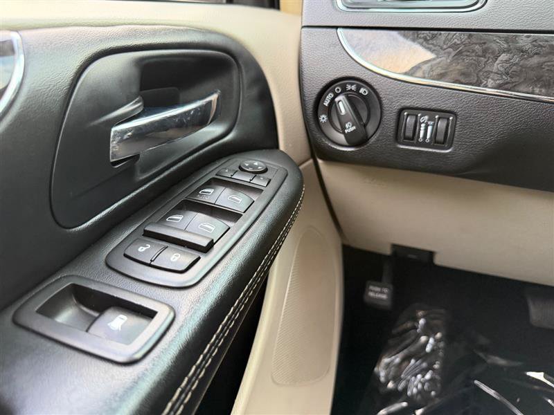 Used 2016 Chrysler Town & Country Touring FWD image 30