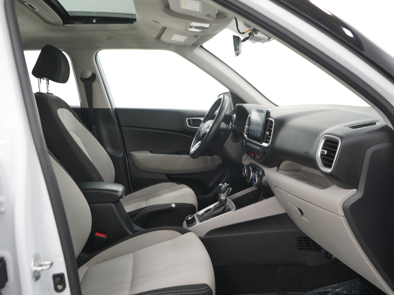 Used 2024 Hyundai Venue SEL FWD image 12