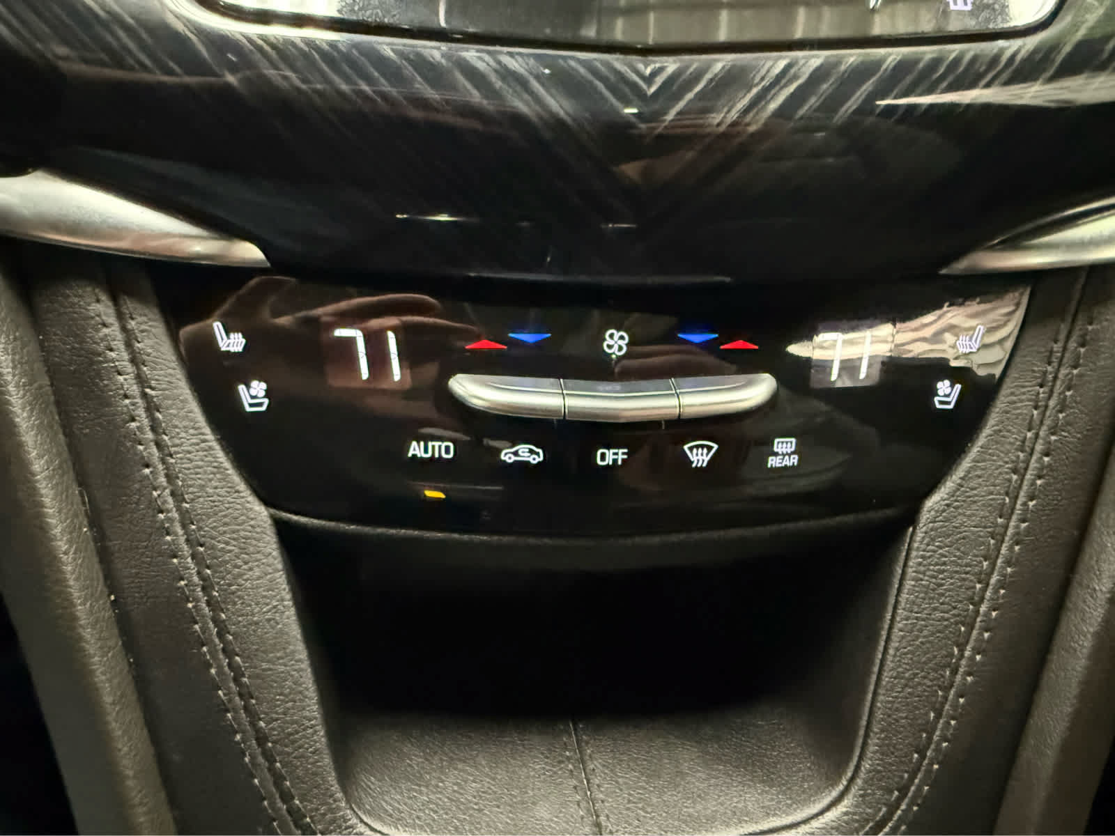 Used 2024 Cadillac XT6 Premium Luxury w/ Technology Package AWD/4WD image 17