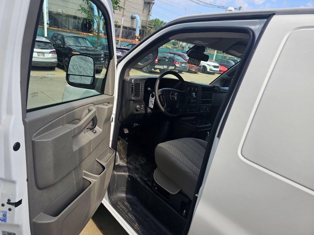 New 2025 Chevrolet Express 3500 w/ Driver Convenience Package RWD image 9