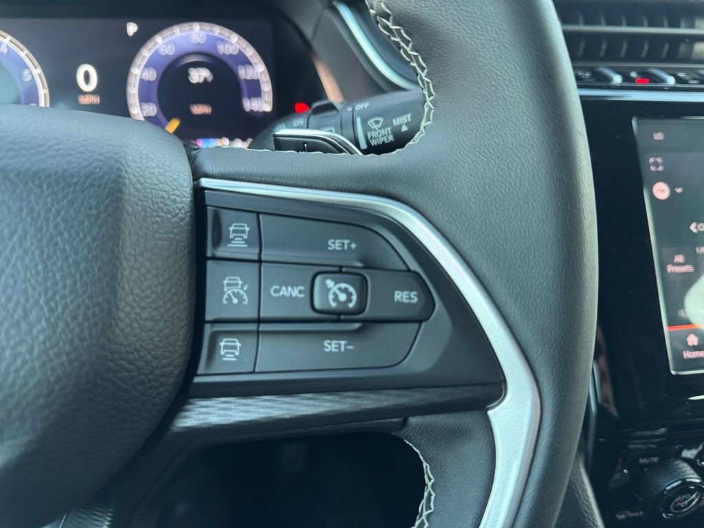 Used 2024 Jeep Grand Cherokee Laredo AWD/4WD image 18