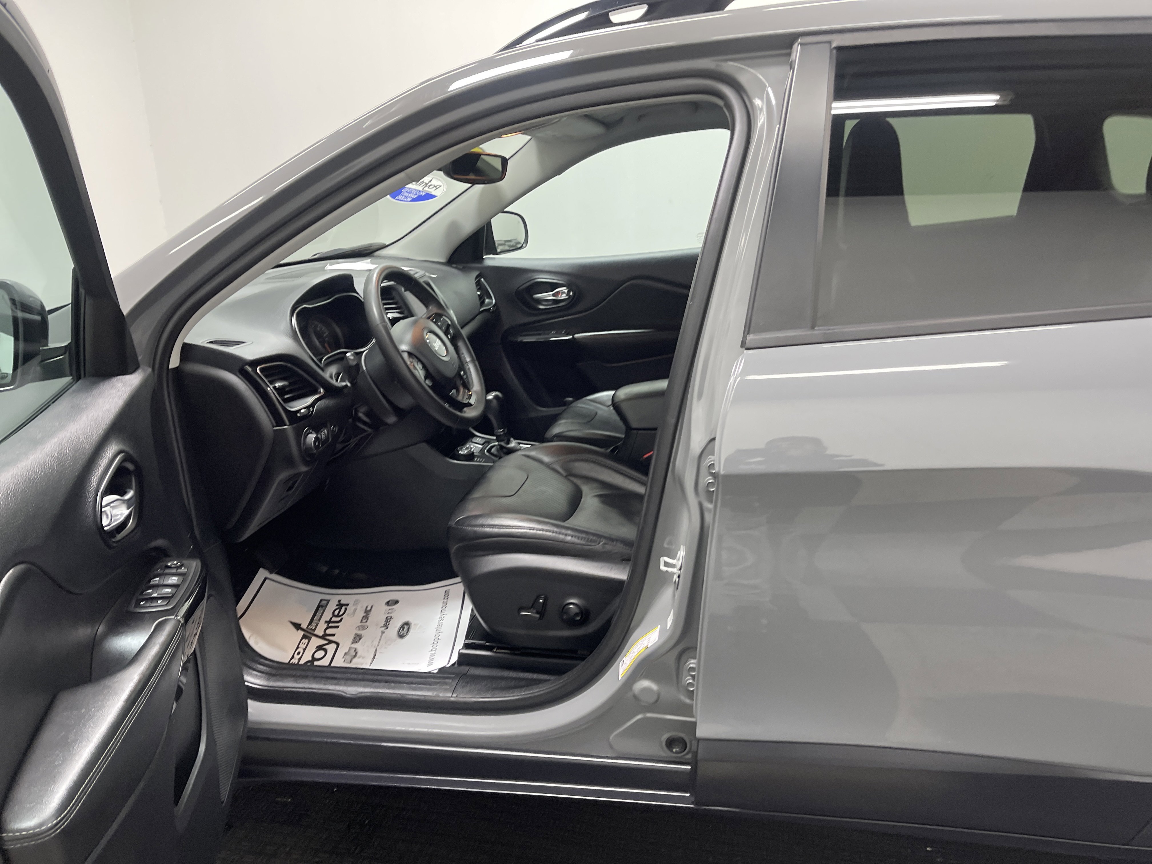 Used 2023 Jeep Cherokee Altitude Lux image 9