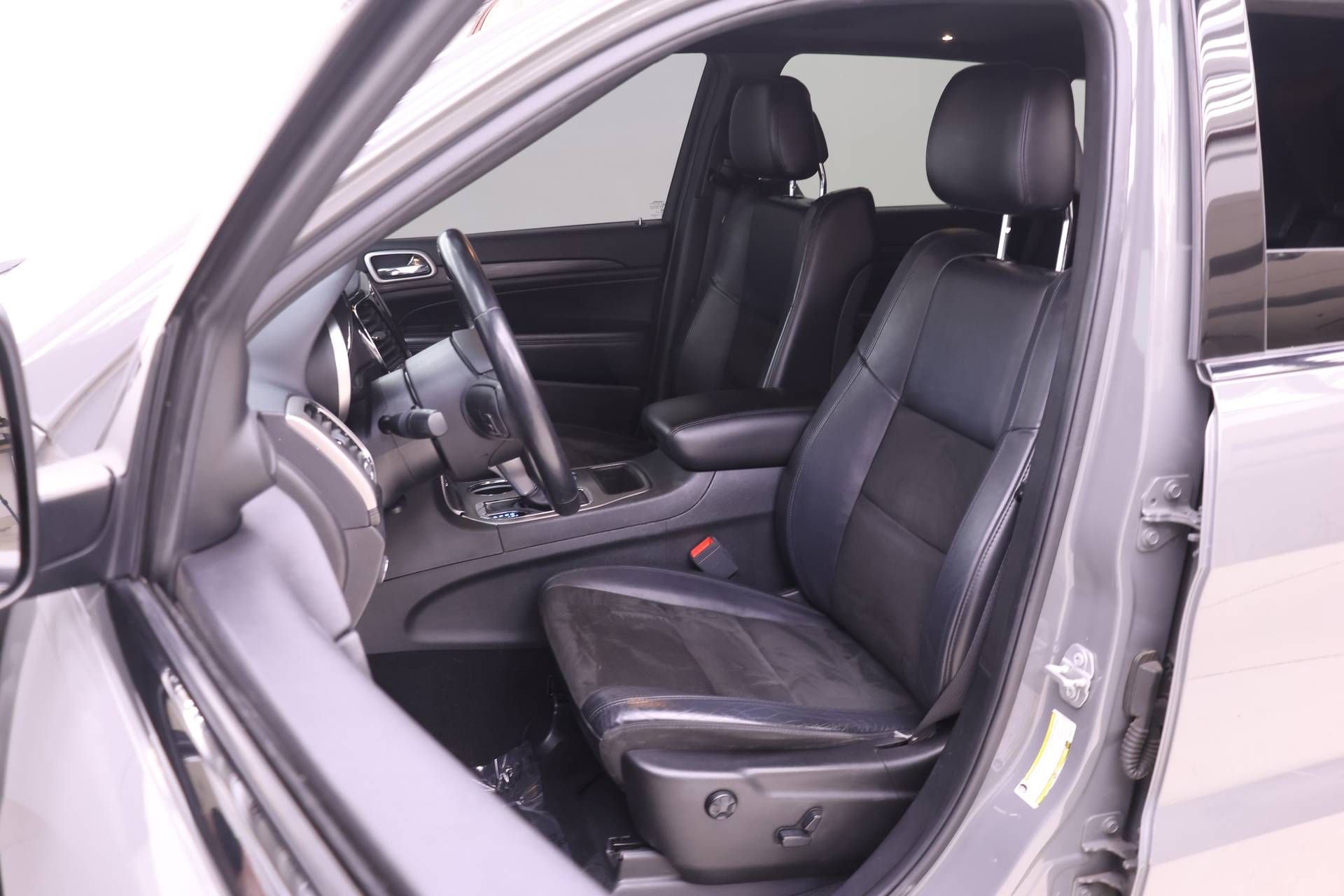 Used 2019 Jeep Grand Cherokee Altitude image 4