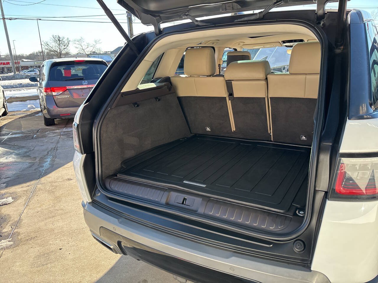 Used 2018 Land Rover Range Rover Sport SE AWD/4WD image 27