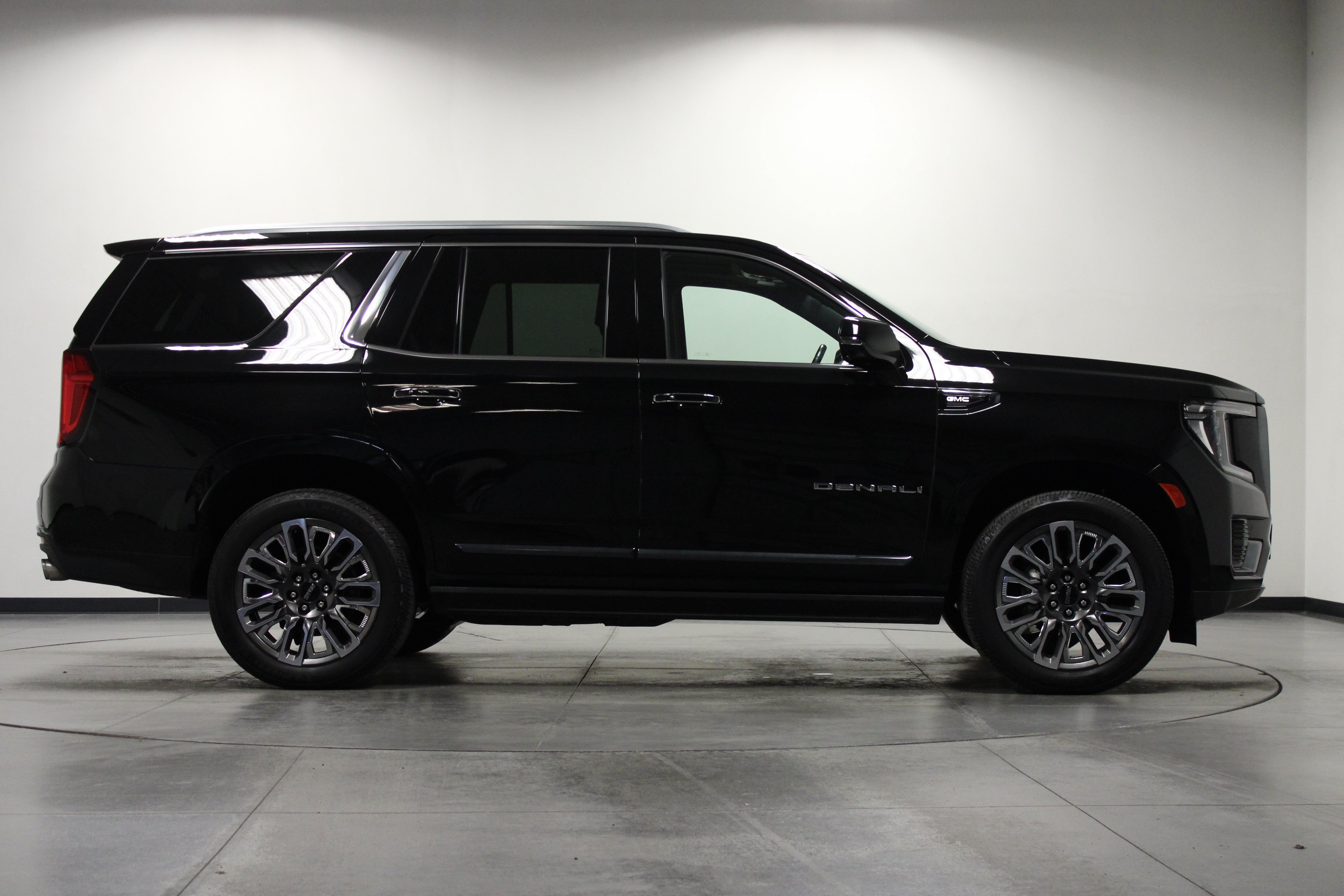 Used 2023 GMC Yukon Denali Ultimate AWD/4WD image 3