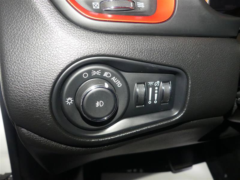Used 2020 Jeep Renegade Trailhawk w/ Premium Leather Group AWD/4WD image 28
