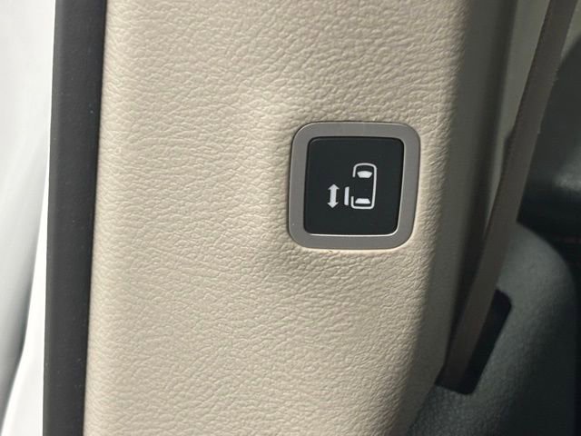 Used 2020 Chrysler Pacifica Touring-L FWD image 13