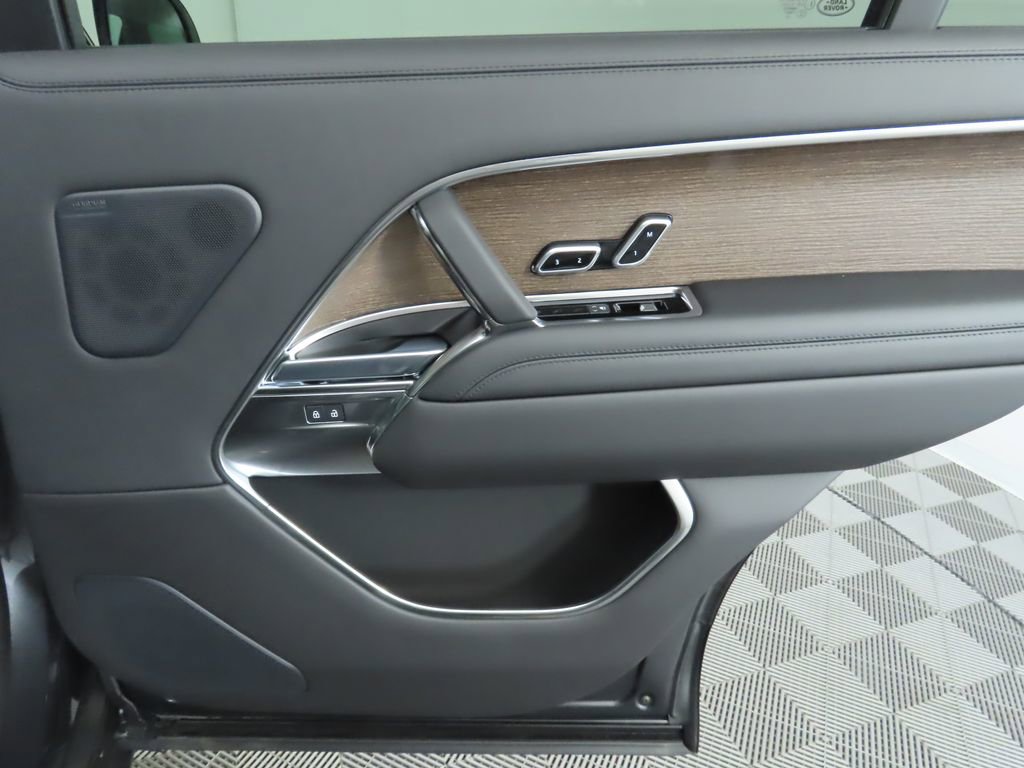 New 2025 Land Rover Range Rover Long Wheelbase SE image 28
