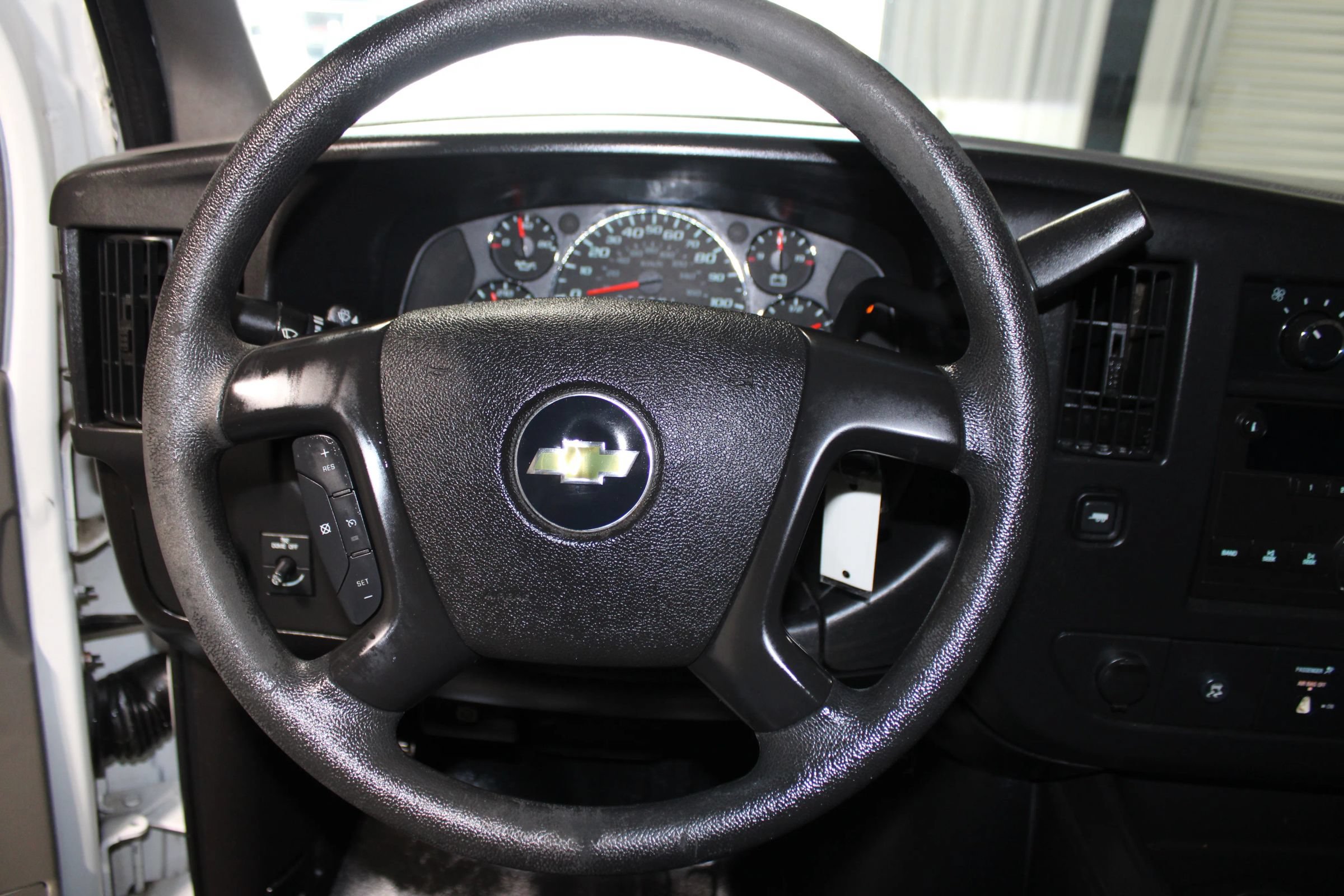 Used 2011 Chevrolet Express 2500 RWD image 10