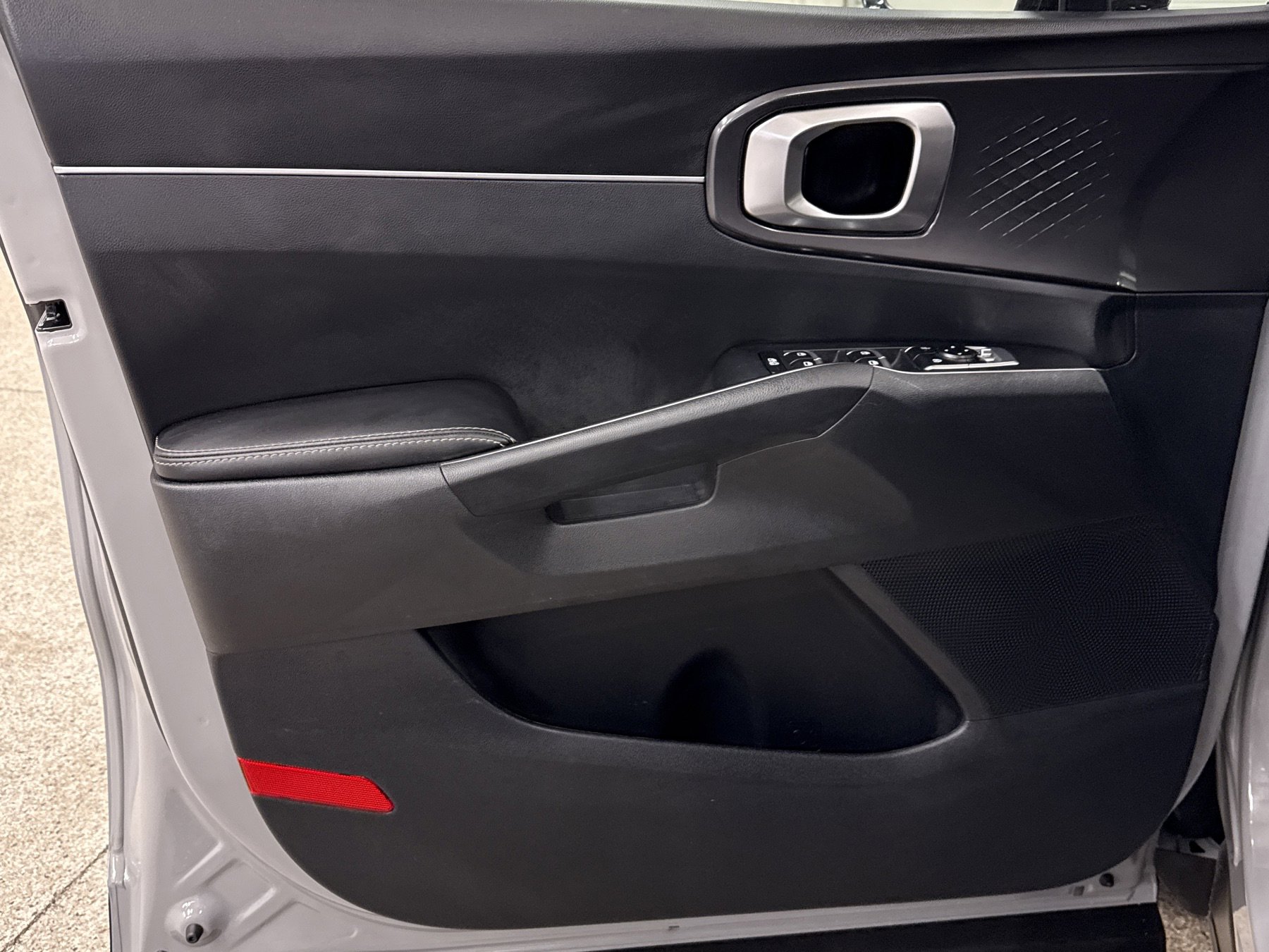 Used 2024 Kia Sorento S w/ Panoramic Sunroof Package image 3