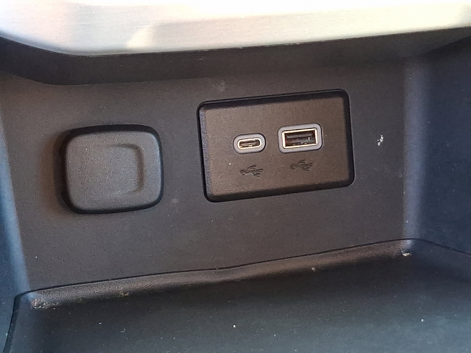 Used 2023 GMC Acadia SLE image 25