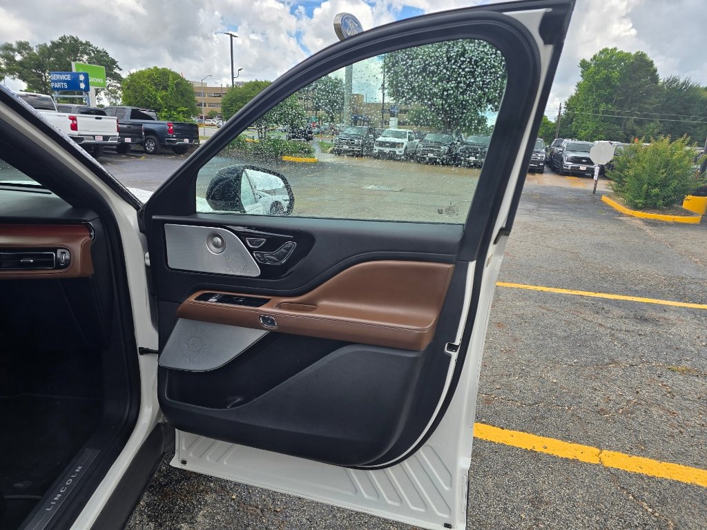 Used 2020 Lincoln Aviator Reserve w/ Equipment Group 202A AWD/4WD image 16