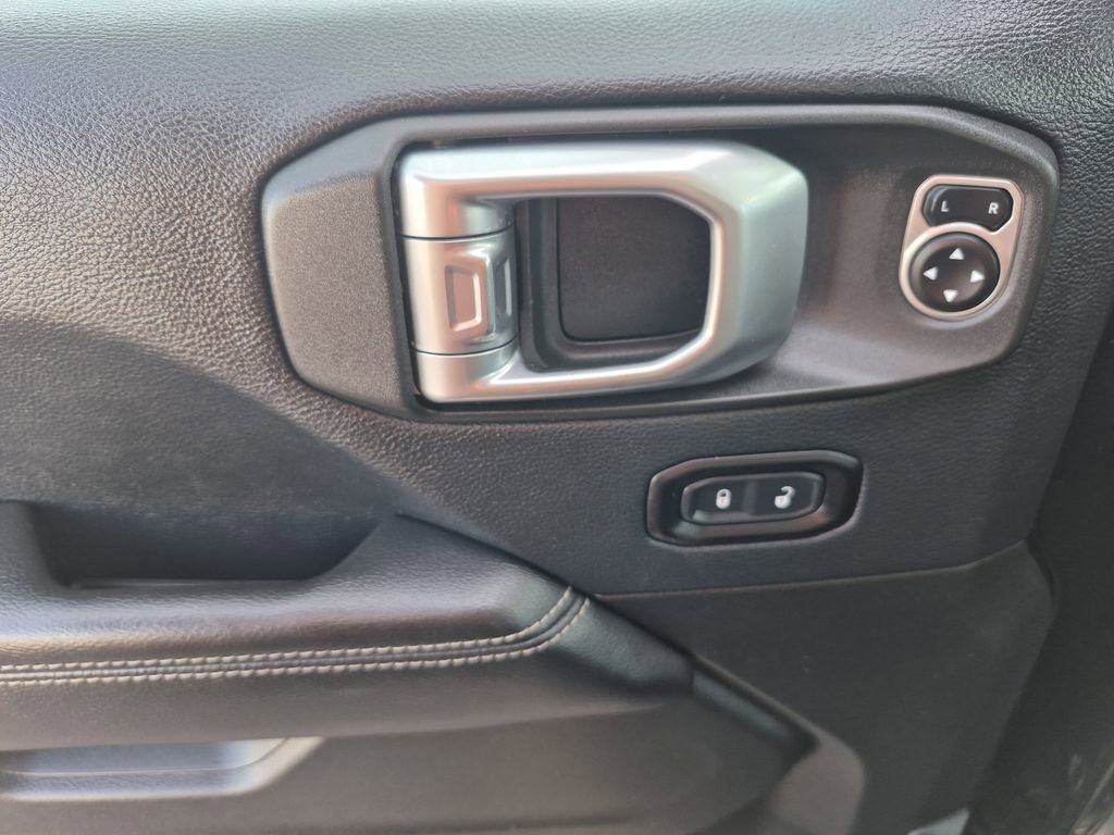 Used 2018 Jeep Wrangler Unlimited Sahara image 8