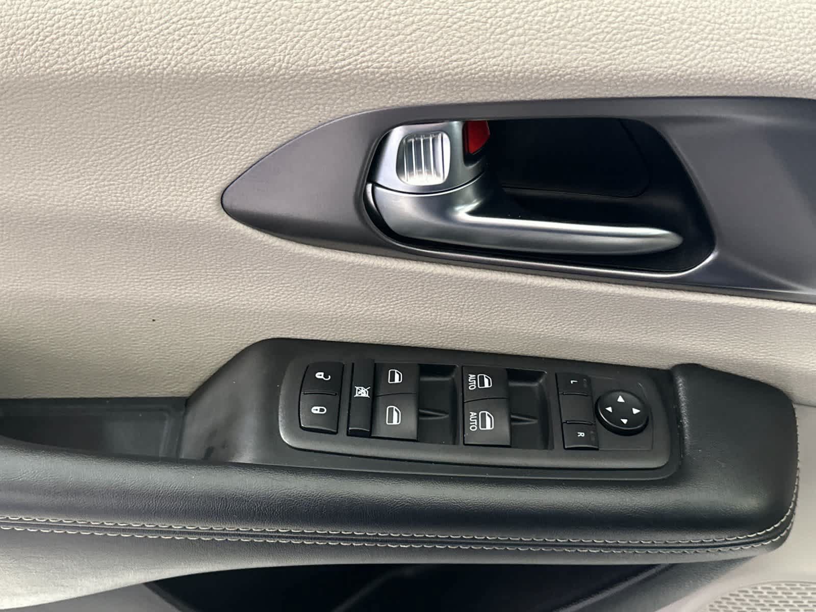 Used 2022 Chrysler Pacifica Touring-L FWD image 13