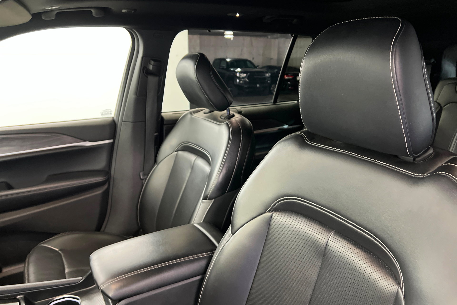 Used 2024 Jeep Grand Cherokee L Limited w/ Luxury Tech Group II image 16