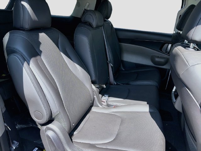 New 2026 Kia Carnival LXS FWD image 26