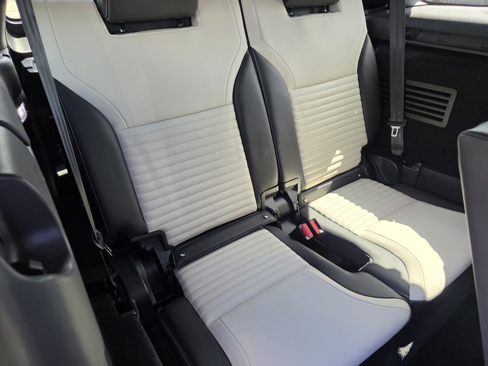 Certified 2023 Land Rover Discovery HSE R-Dynamic AWD/4WD image 26