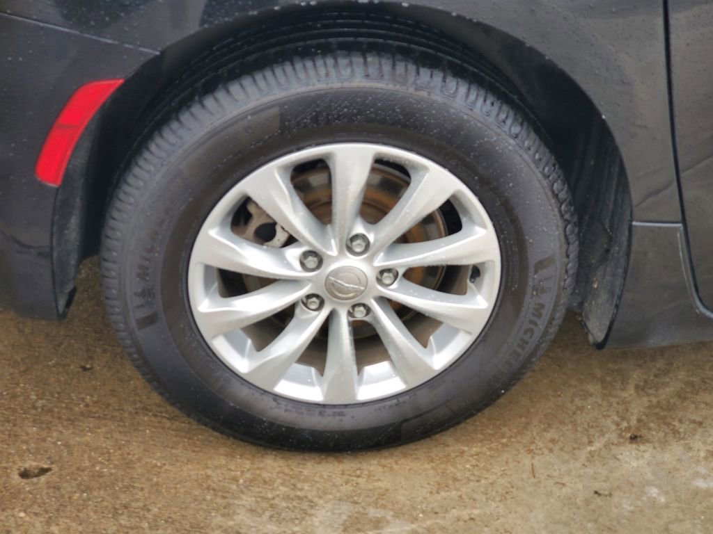 Used 2018 Chrysler Pacifica Touring Plus image 5