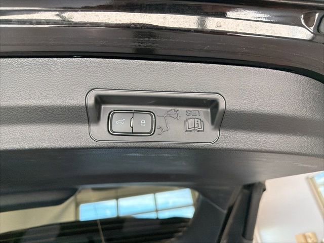 Used 2023 Ford Explorer XLT w/ Equipment Group 202A AWD/4WD image 18