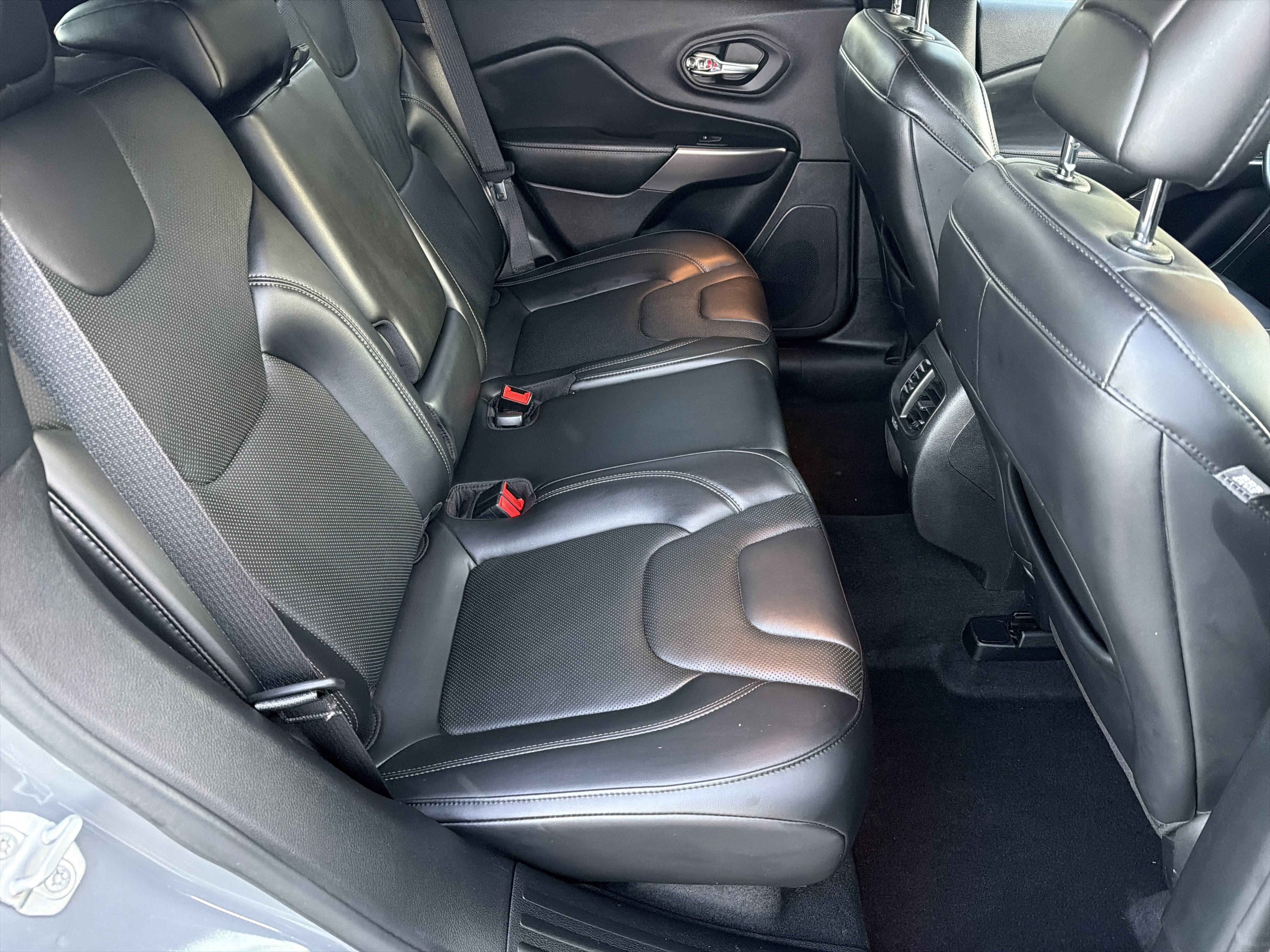Used 2021 Jeep Cherokee Latitude Lux w/ Sun & Sound Group image 16
