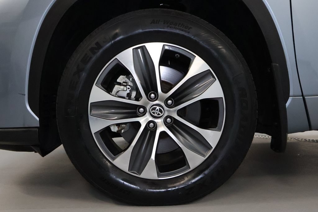 Used 2021 Toyota Highlander XLE AWD/4WD image 35