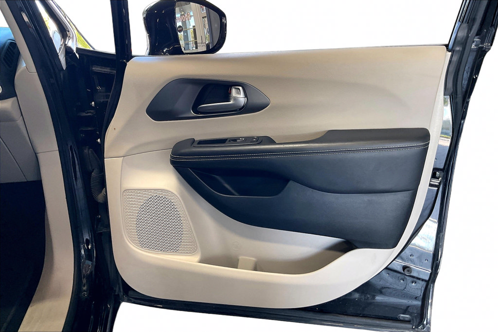Used 2024 Chrysler Pacifica Touring-L FWD image 21