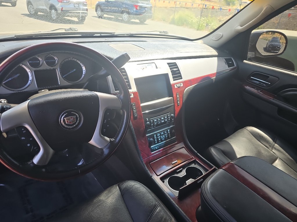 Used 2011 Cadillac Escalade Luxury AWD/4WD image 12
