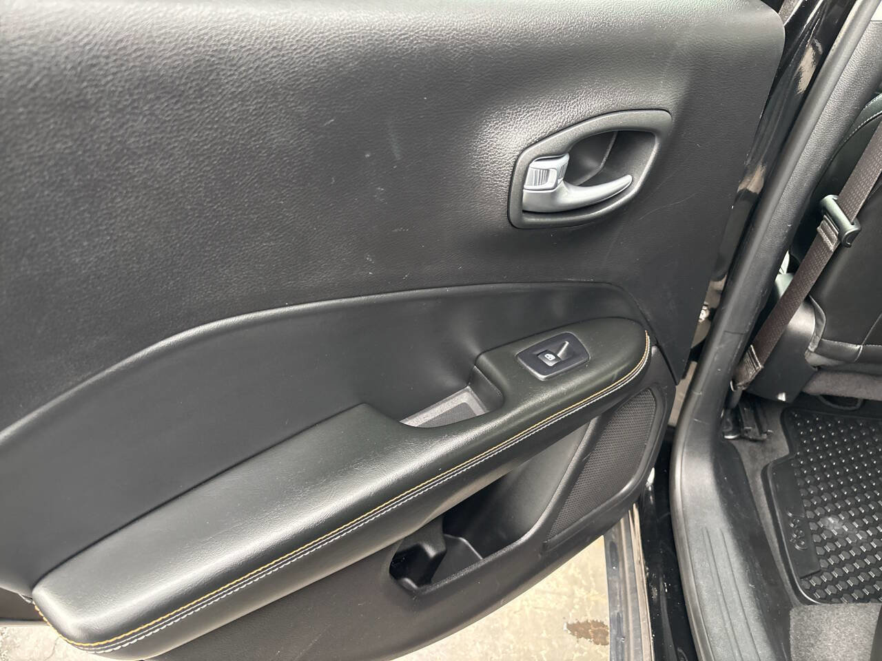 Used 2018 Jeep Compass Latitude w/ Cold Weather Group image 24