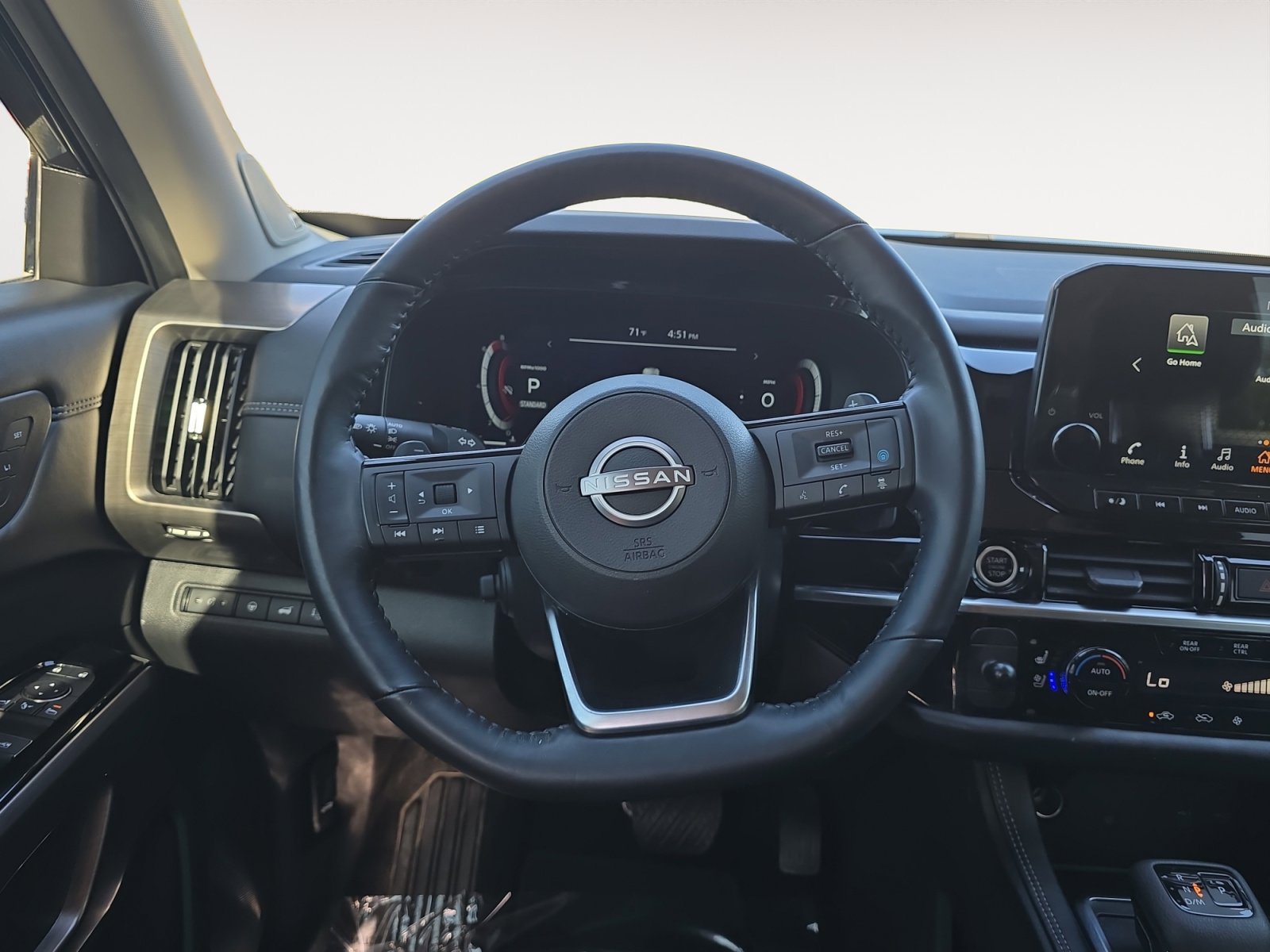 Used 2024 Nissan Pathfinder Platinum image 13