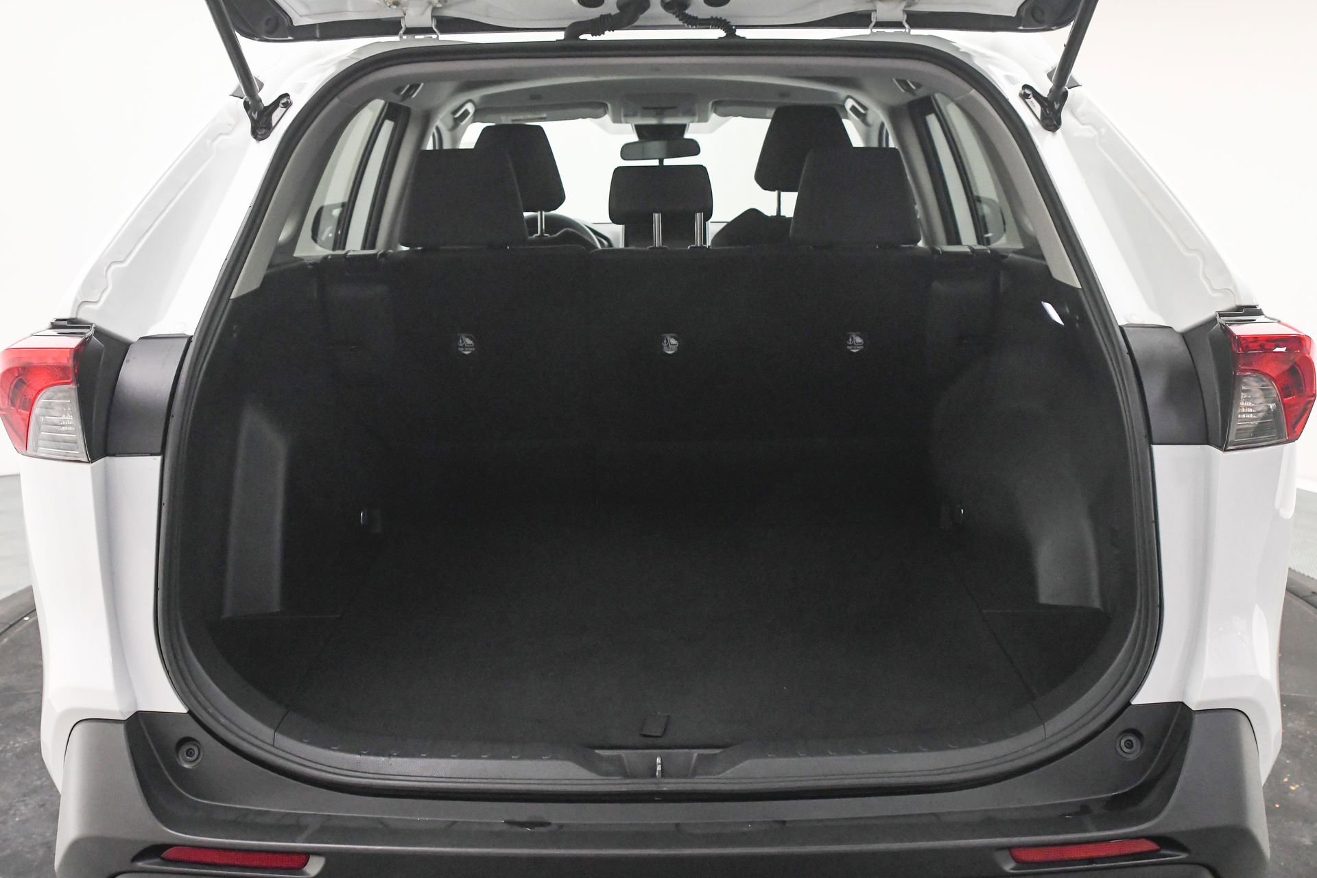 Used 2023 Toyota RAV4 LE AWD/4WD image 7