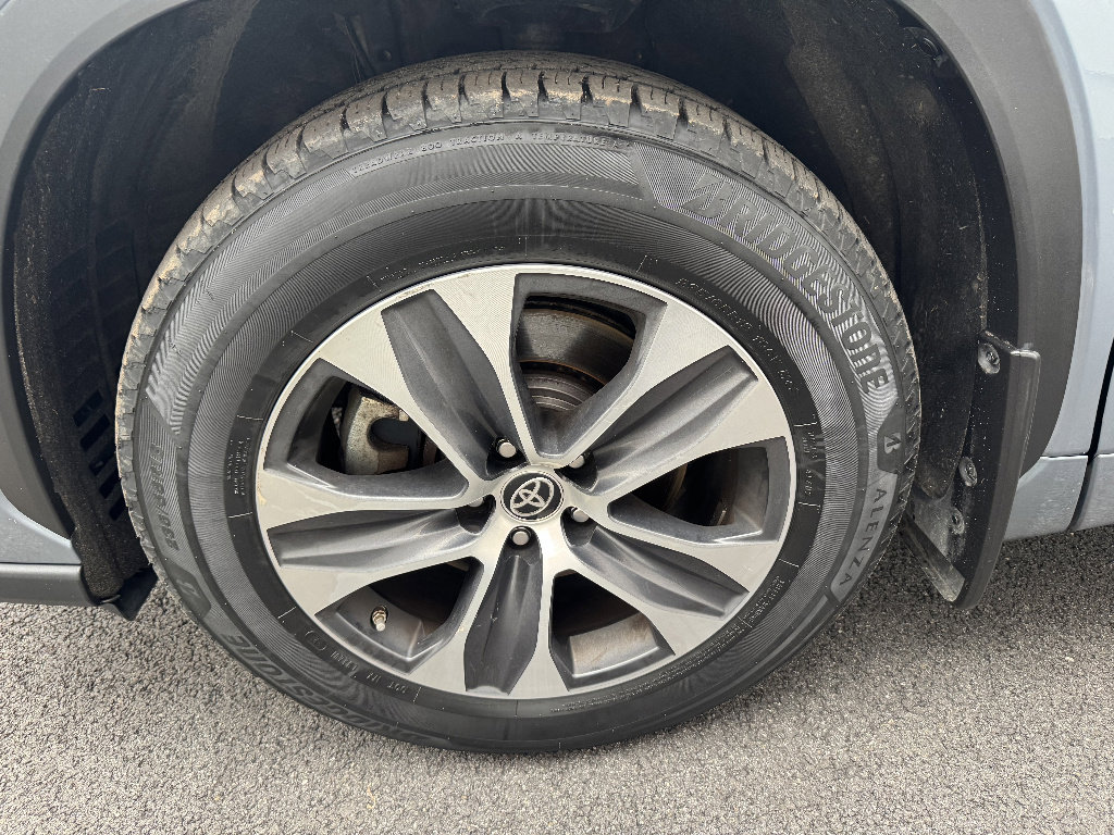 Used 2020 Toyota Highlander XLE image 28