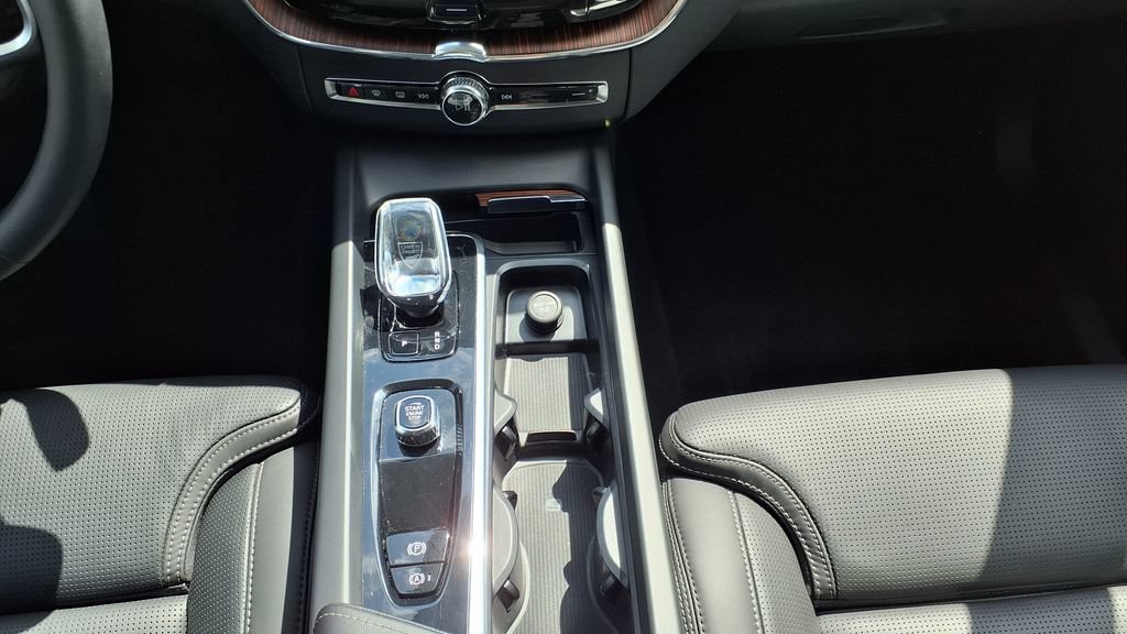 Certified 2023 Volvo XC60 B5 Ultimate w/ Climate Package FWD image 29
