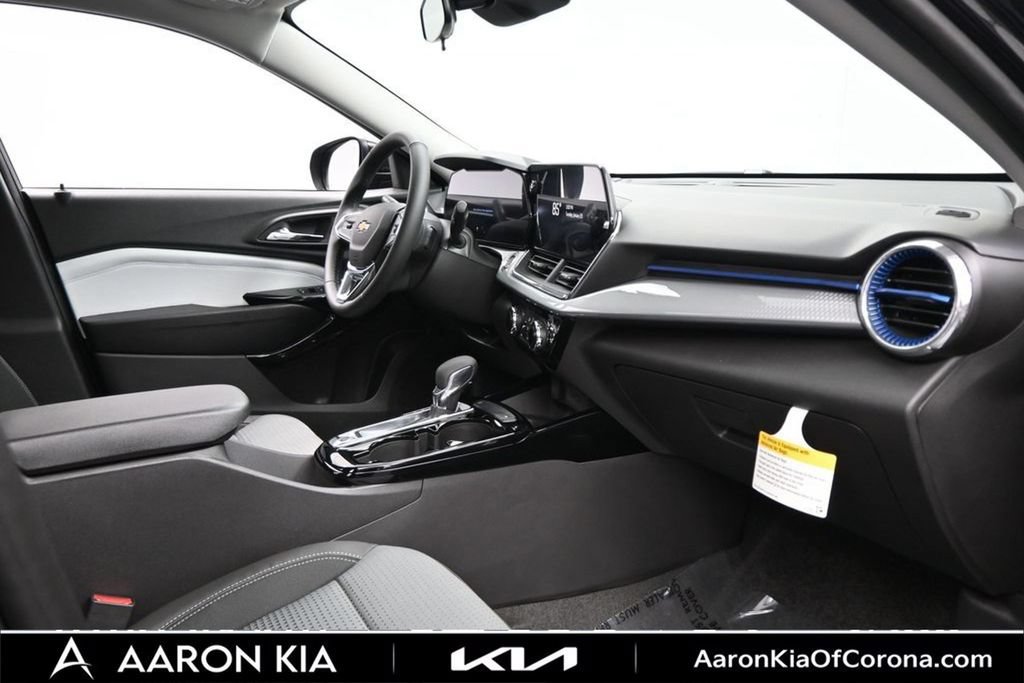Used 2026 Chevrolet Trax LT w/ Sunroof Package FWD image 11