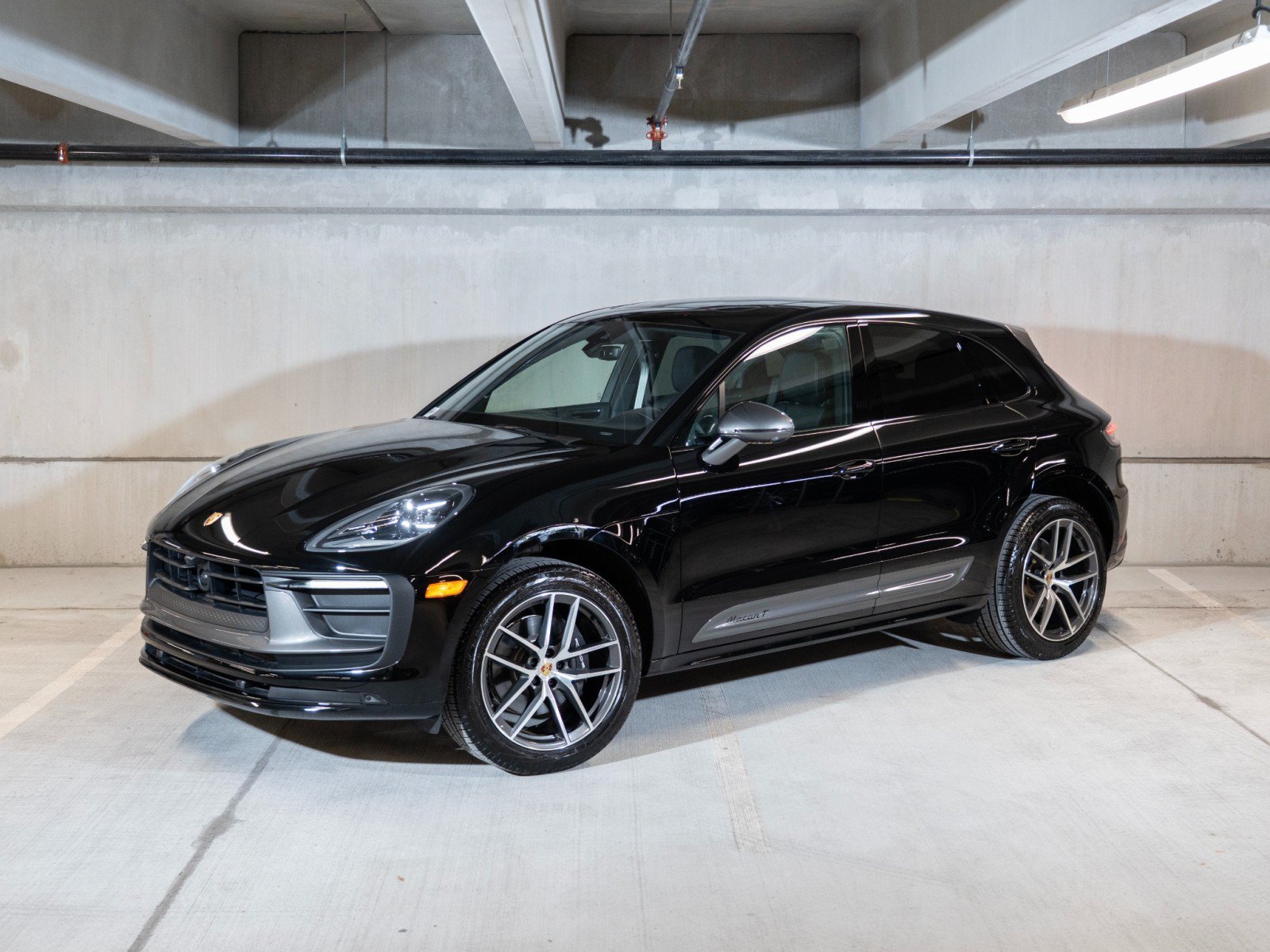 Certified 2025 Porsche Macan Turbo AWD/4WD image 1
