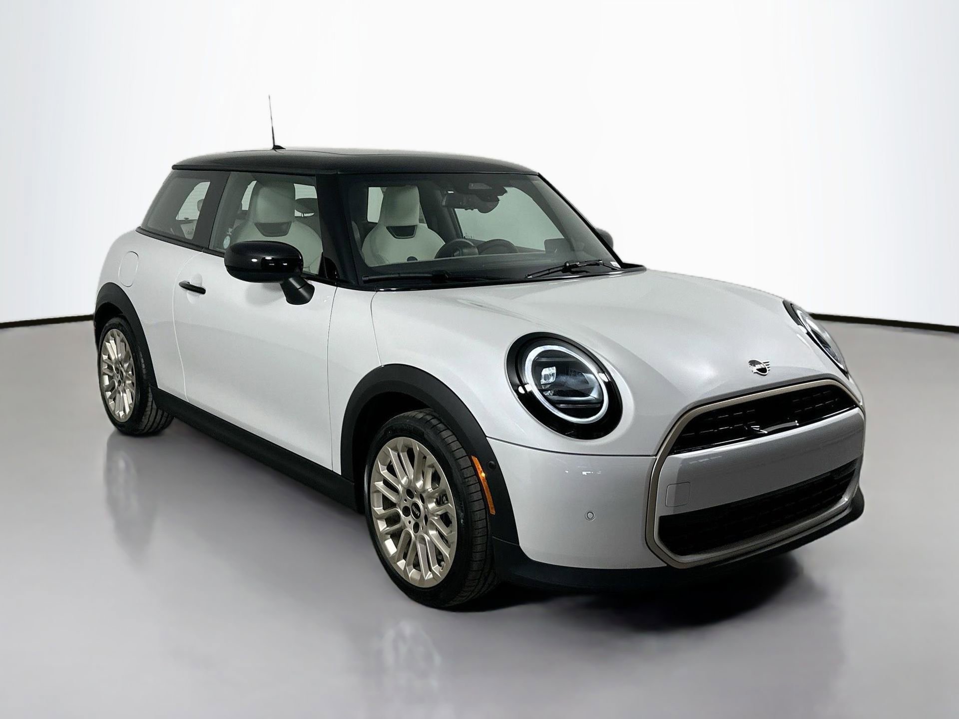 Used 2025 MINI Cooper 2-Door Hardtop image 3