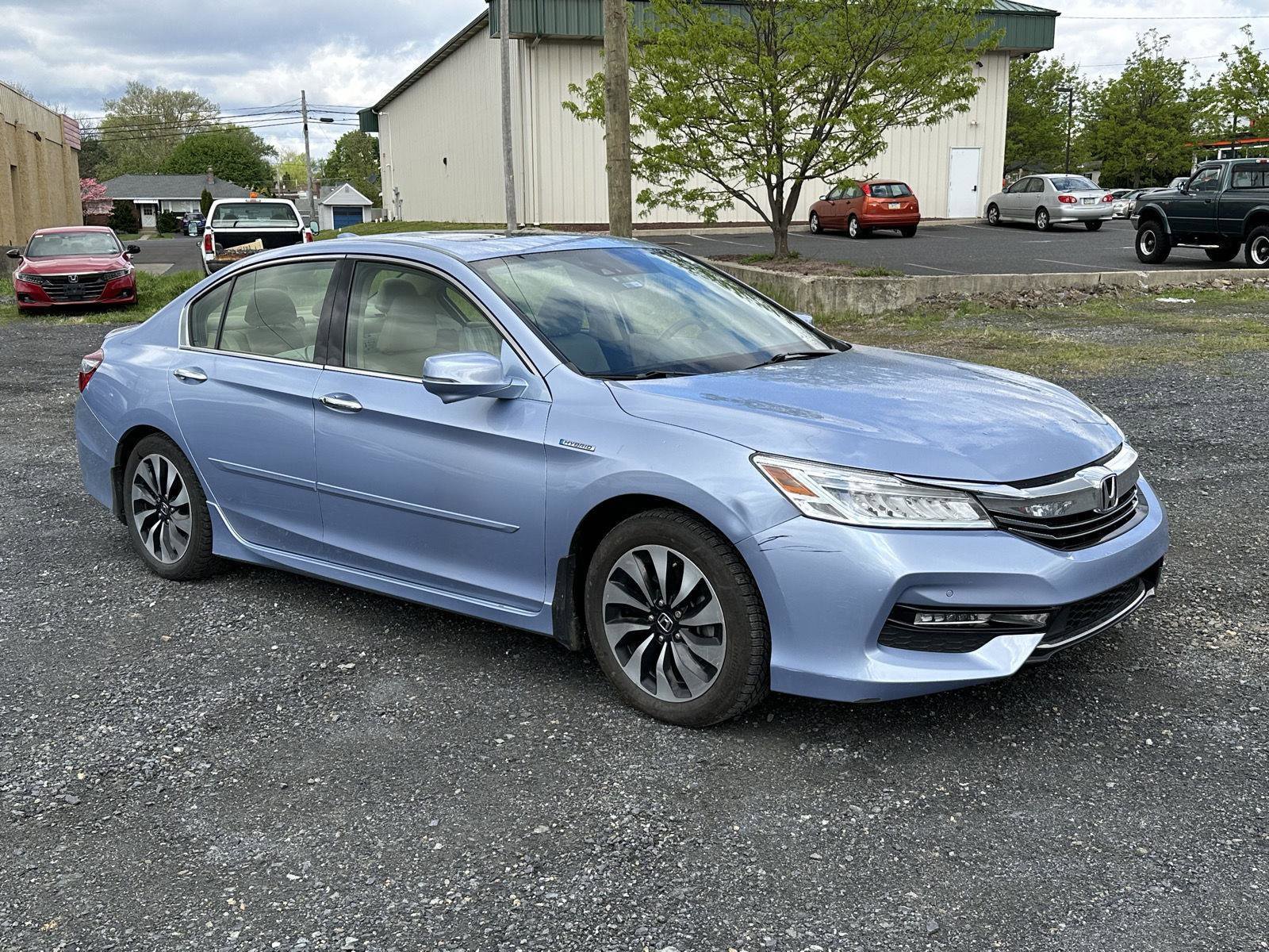 Used 2017 Honda Accord Touring image 2