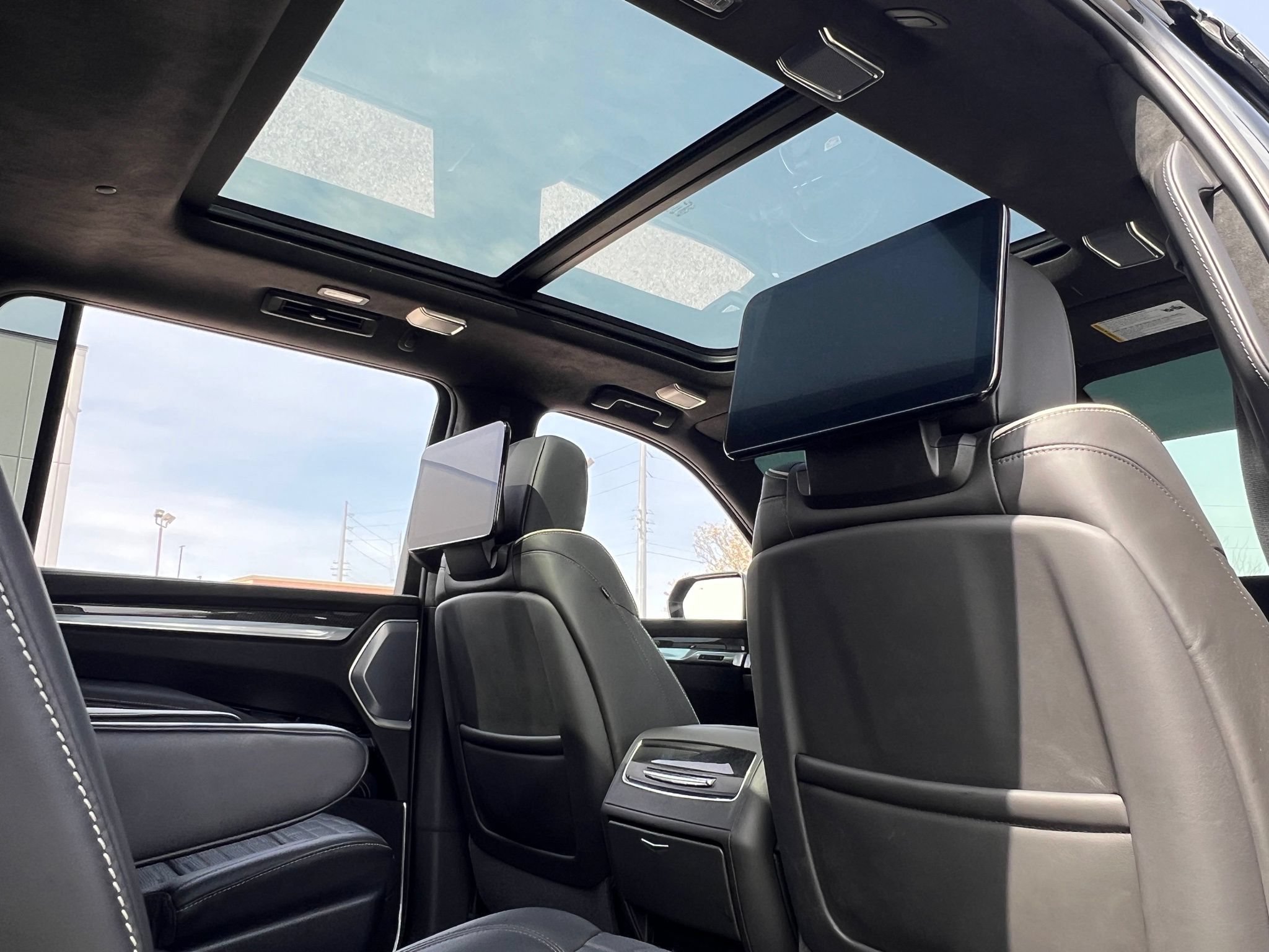 Used 2025 Cadillac Escalade ESV V AWD/4WD image 27