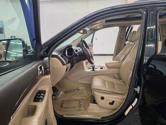 Used 2014 Jeep Grand Cherokee Overland w/ Advanced Technology Group AWD/4WD image 33