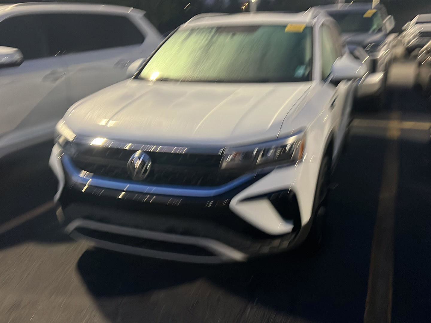 Used 2022 Volkswagen Taos SE image 3