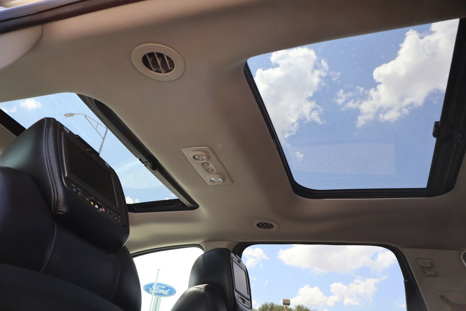 Used 2014 Chevrolet Traverse LTZ FWD image 19