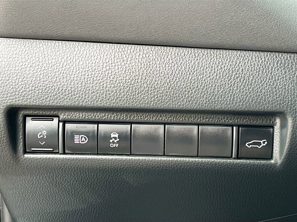 Used 2024 Toyota Venza XLE image 10