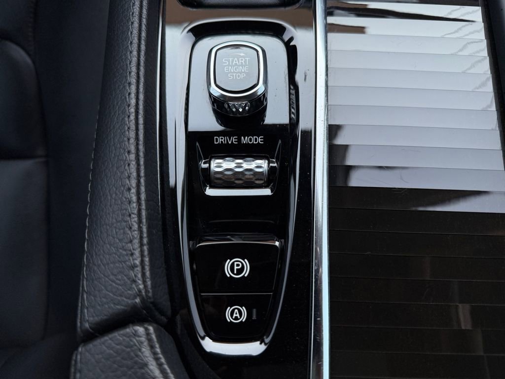 Used 2018 Volvo XC90 T5 Momentum w/ Convenience Package AWD/4WD image 25