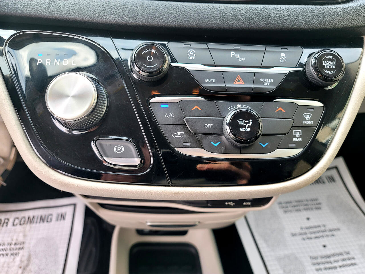 Used 2020 Chrysler Voyager L image 21