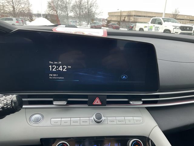 Used 2024 Hyundai Elantra Limited image 13