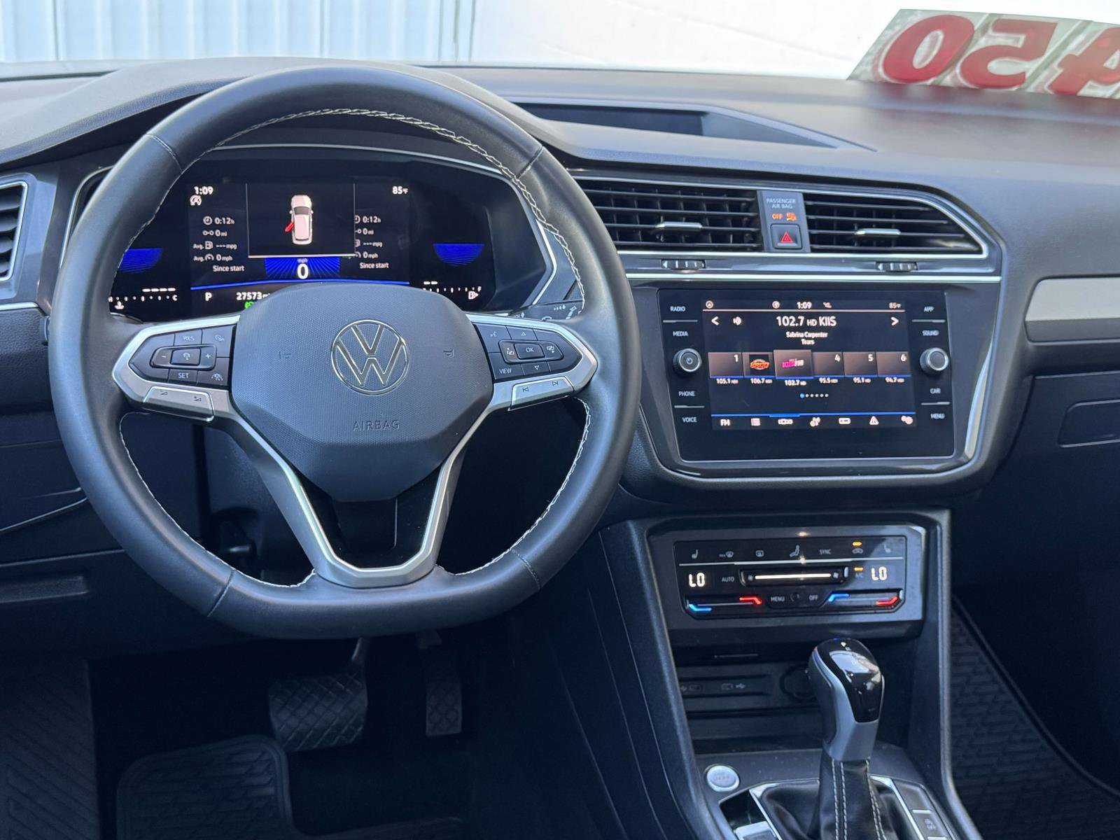 Used 2024 Volkswagen Tiguan SE w/ Panoramic Sunroof Package image 9