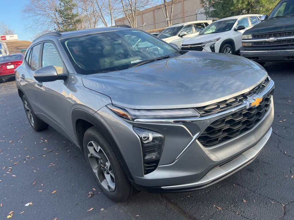 Used 2025 Chevrolet Trax LT w/ LT Convenience Package image 3