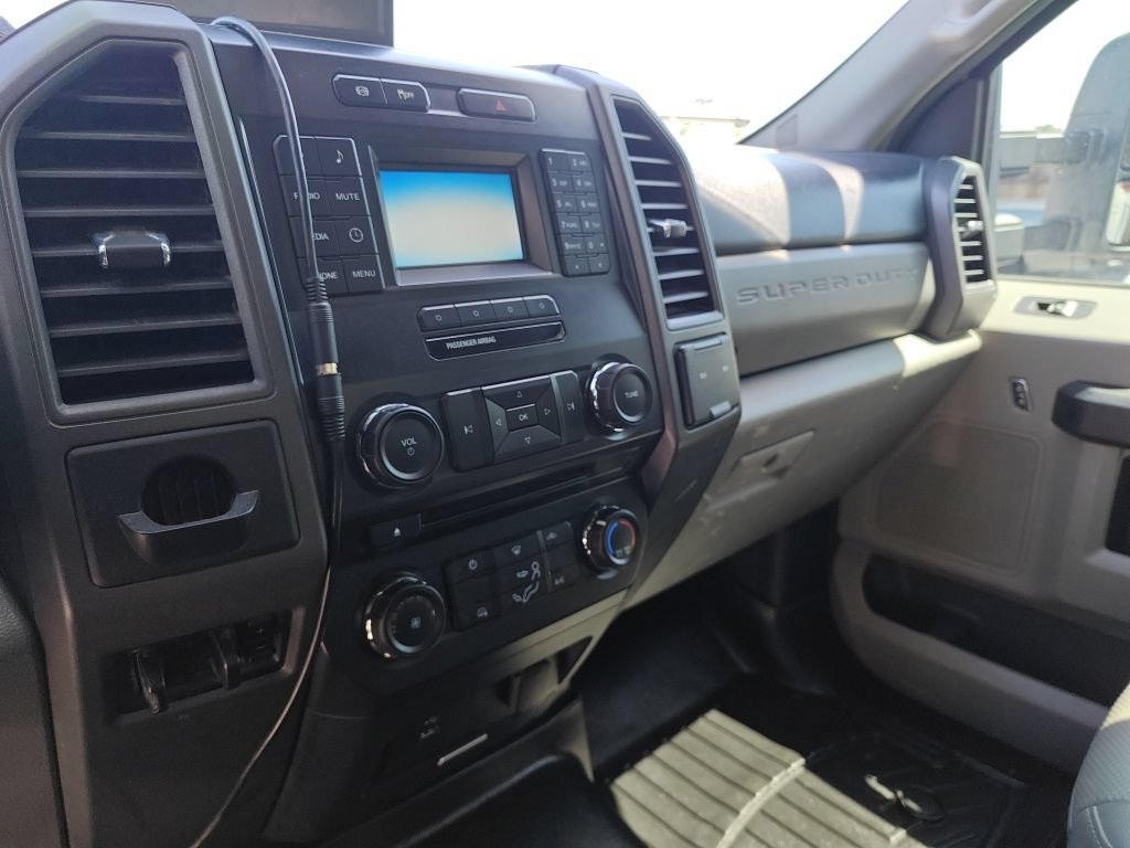 Used 2017 Ford F550 2WD Regular Cab Super Duty image 12