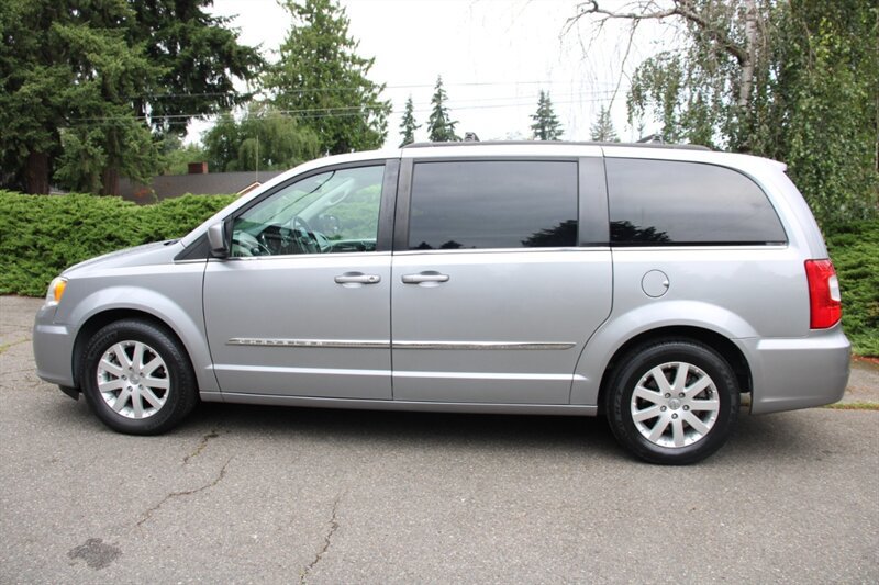 Used 2014 Chrysler Town & Country Touring FWD image 14